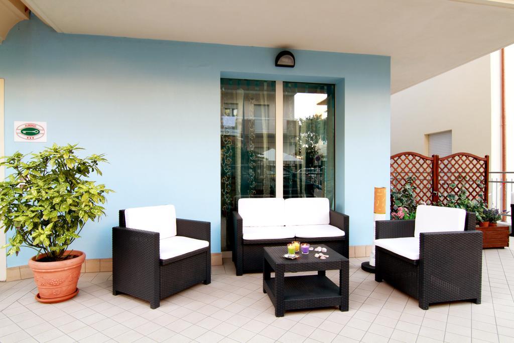 Residence Blu Marine Римини Екстериор снимка