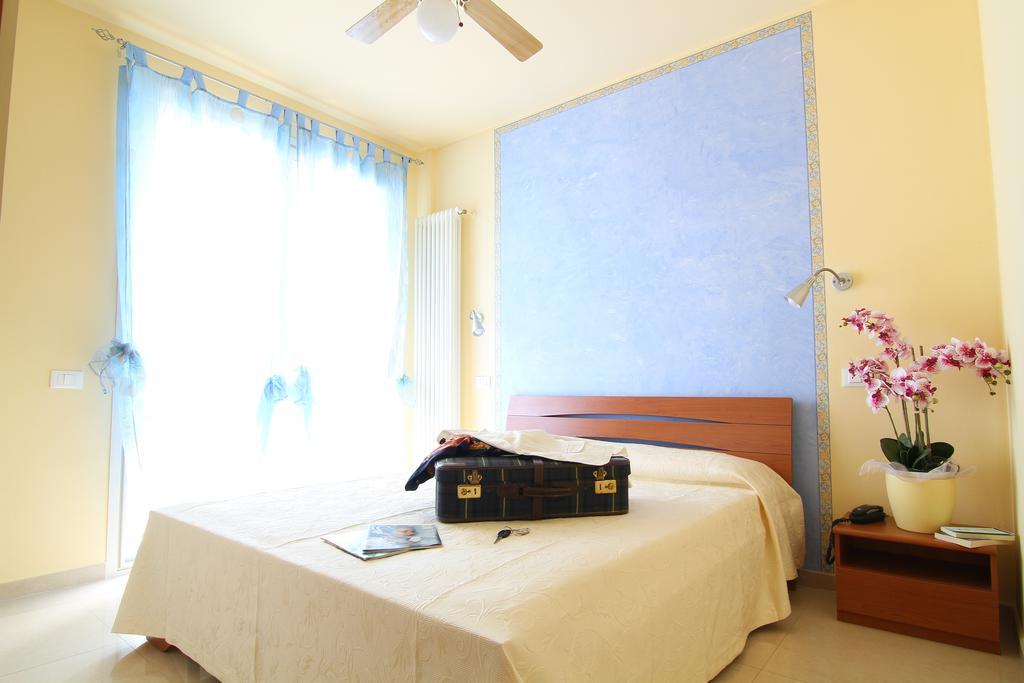 Residence Blu Marine Римини Стая снимка